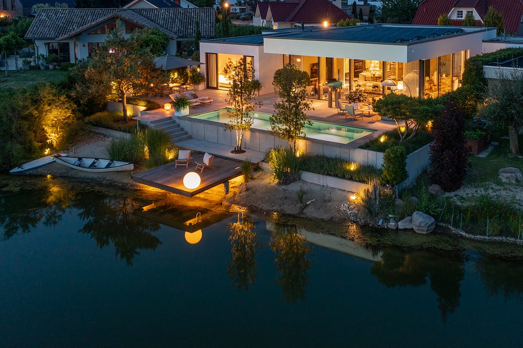 Weerts Pool am See Nacht 1 Pool und Haus am See bei Nacht von oben