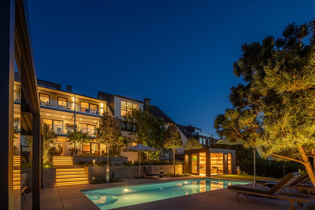 Pool und Haus bei Nacht