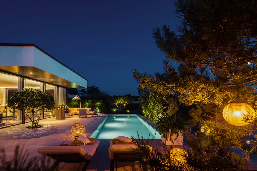 Weerts Pool am See Nacht 4 Pool von der Seite beleuchtet bei Nacht