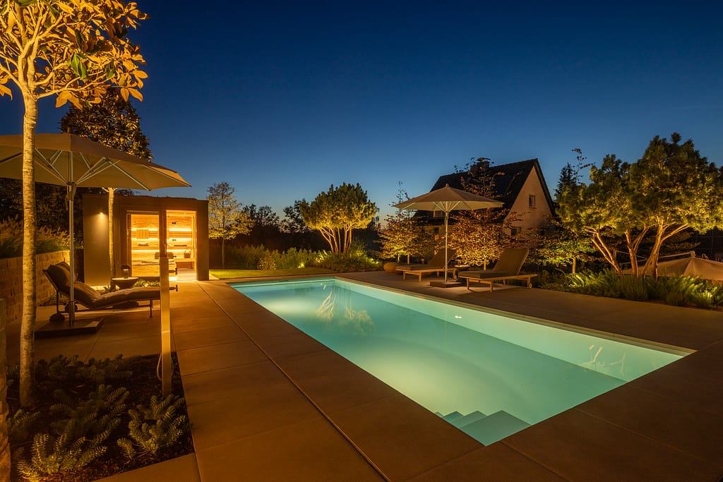 beleuchteter Pool und Sauna