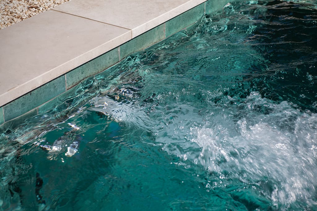 türikser Pool beige Fliese (2) gefliester Pool in petrol und beige