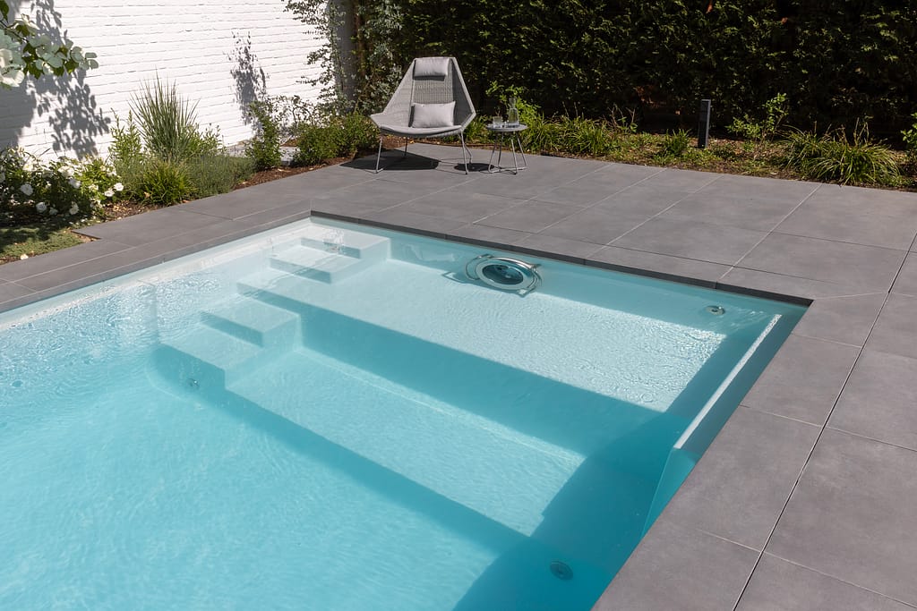 Pool in grünem Garten (2) Treppe und Sitzlounge im Pool