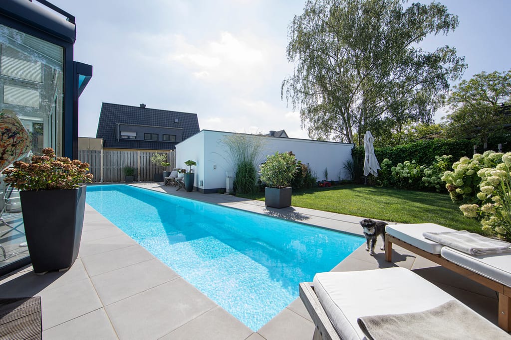 Langer Pool Design bei Tag und Nacht von WEERTS (3)