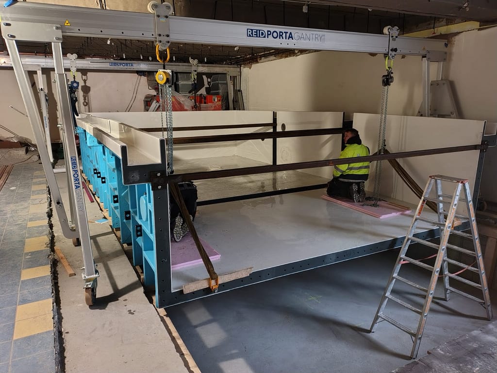 Anlieferung des neuen Beckens in Teilen und Einbringung (3)