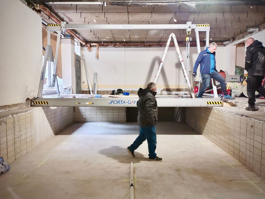 Anlieferung des neuen Beckens in Teilen und Einbringung (3)