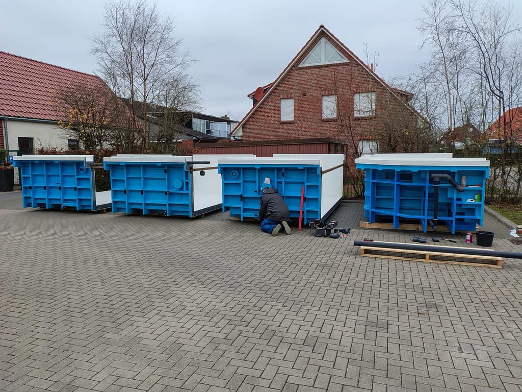 Anlieferung des neuen Beckens in Teilen und Einbringung (3)