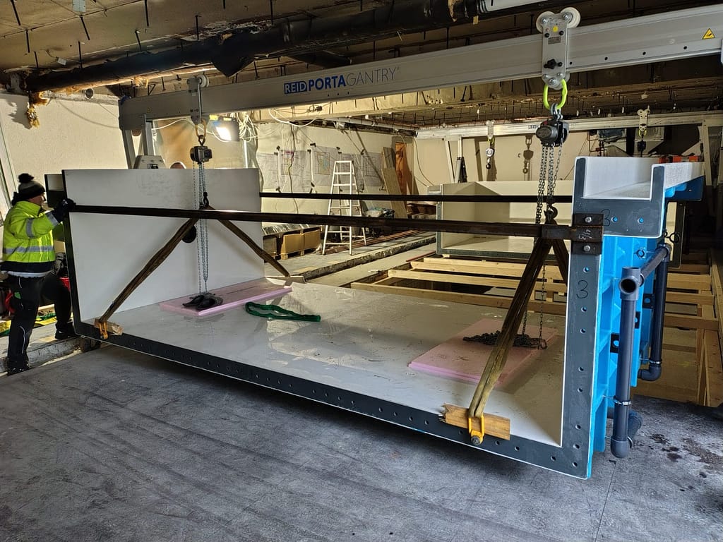 Anlieferung des neuen Beckens in Teilen und Einbringung (3)