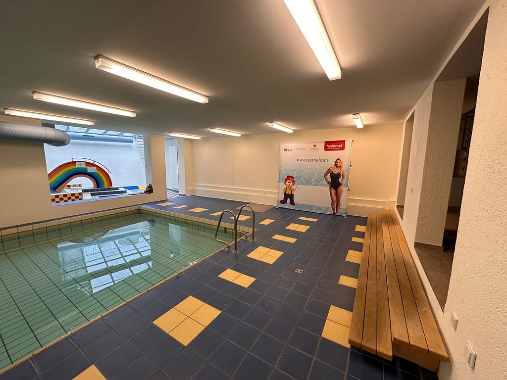 altes Becken und Kinderbecken (1)