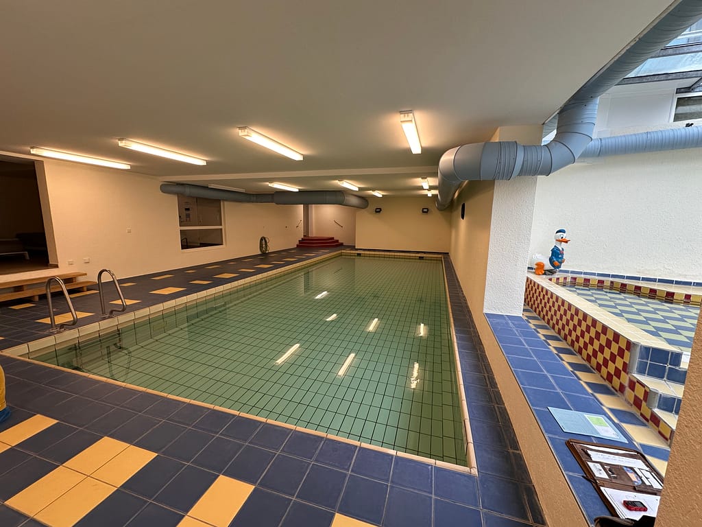 altes Becken und Kinderbecken (1)