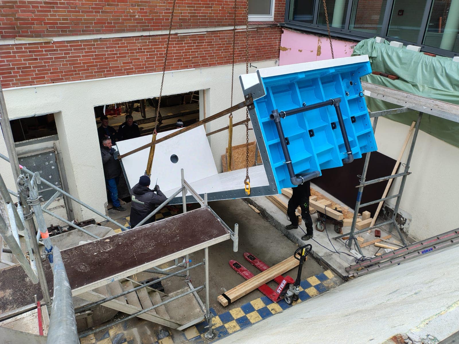 Anlieferung des neuen Beckens in Teilen und Einbringung (3)