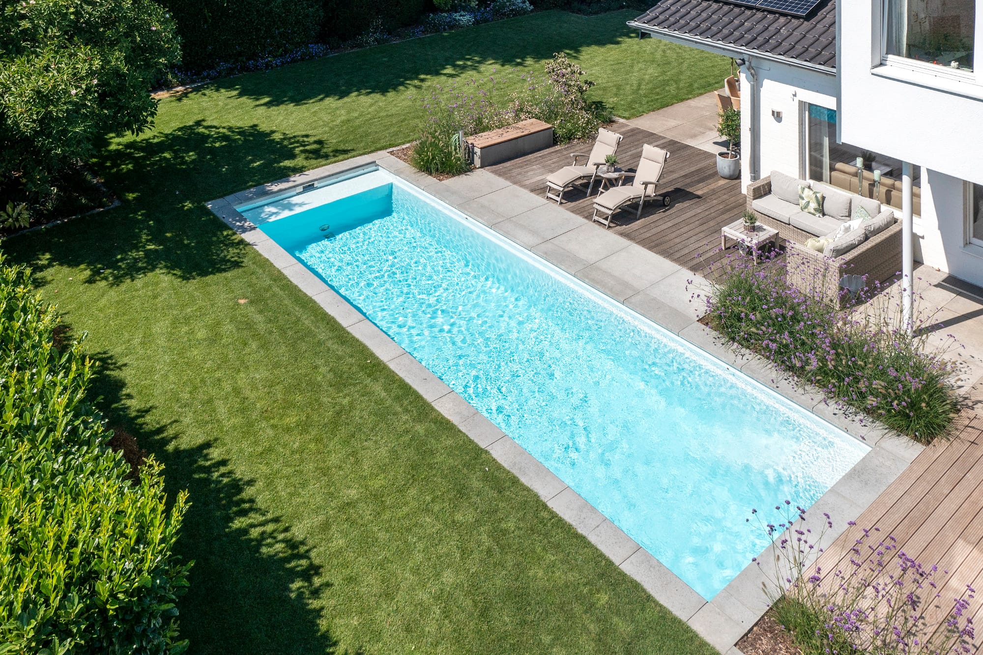 langes Becken für sportliches Schwimmen mit türkisfarbenem Wasser