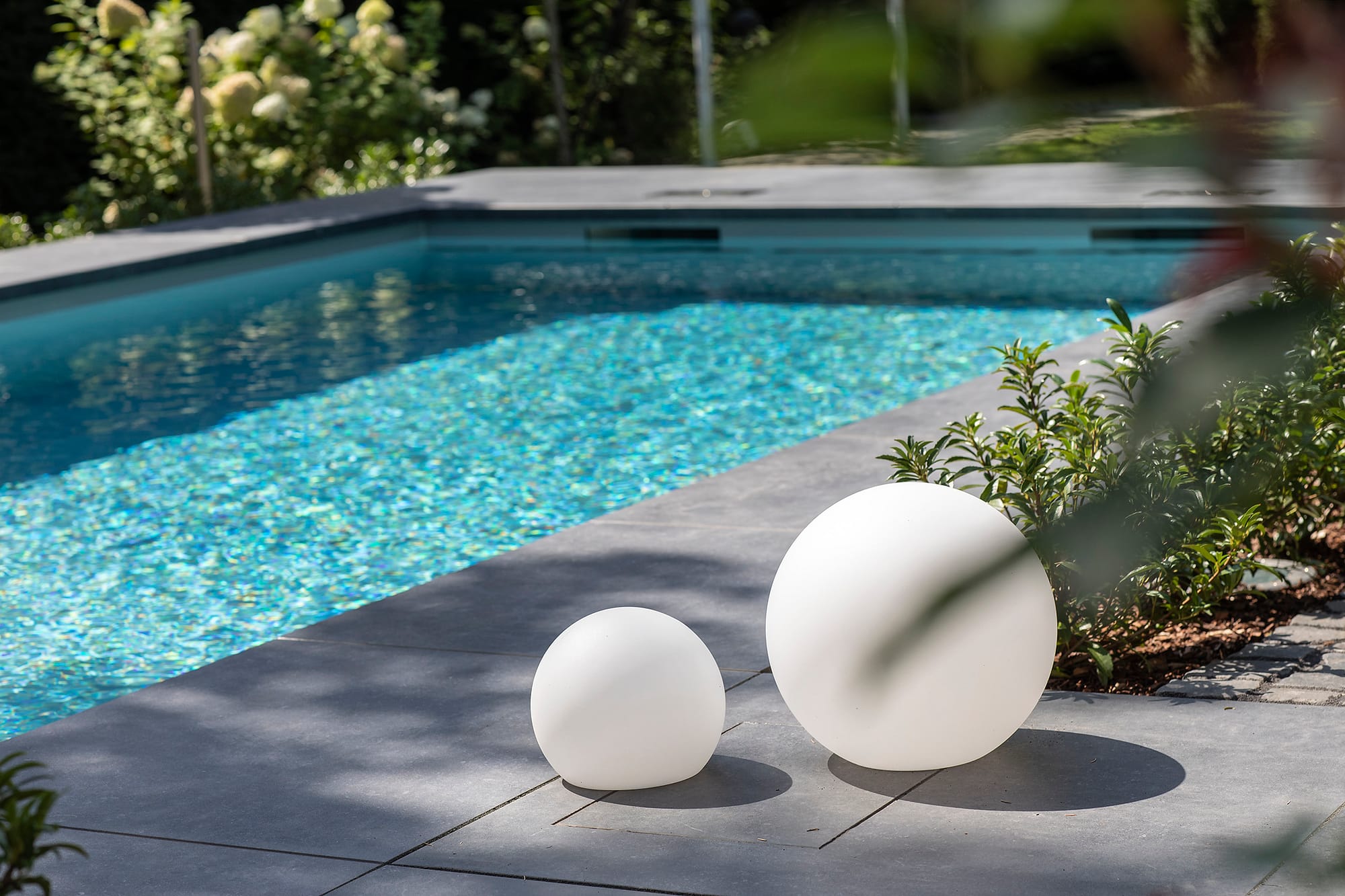 Detailaufnahmen PoolStadtvilla (4) Lampen vor Poolwasser