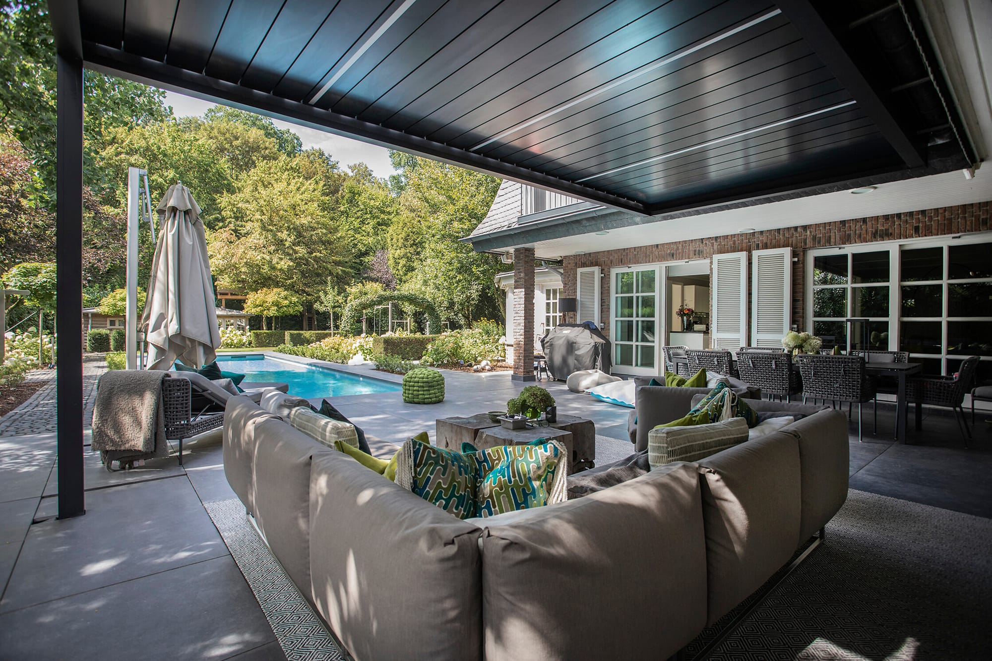 Blick von Terrasse auf Pool