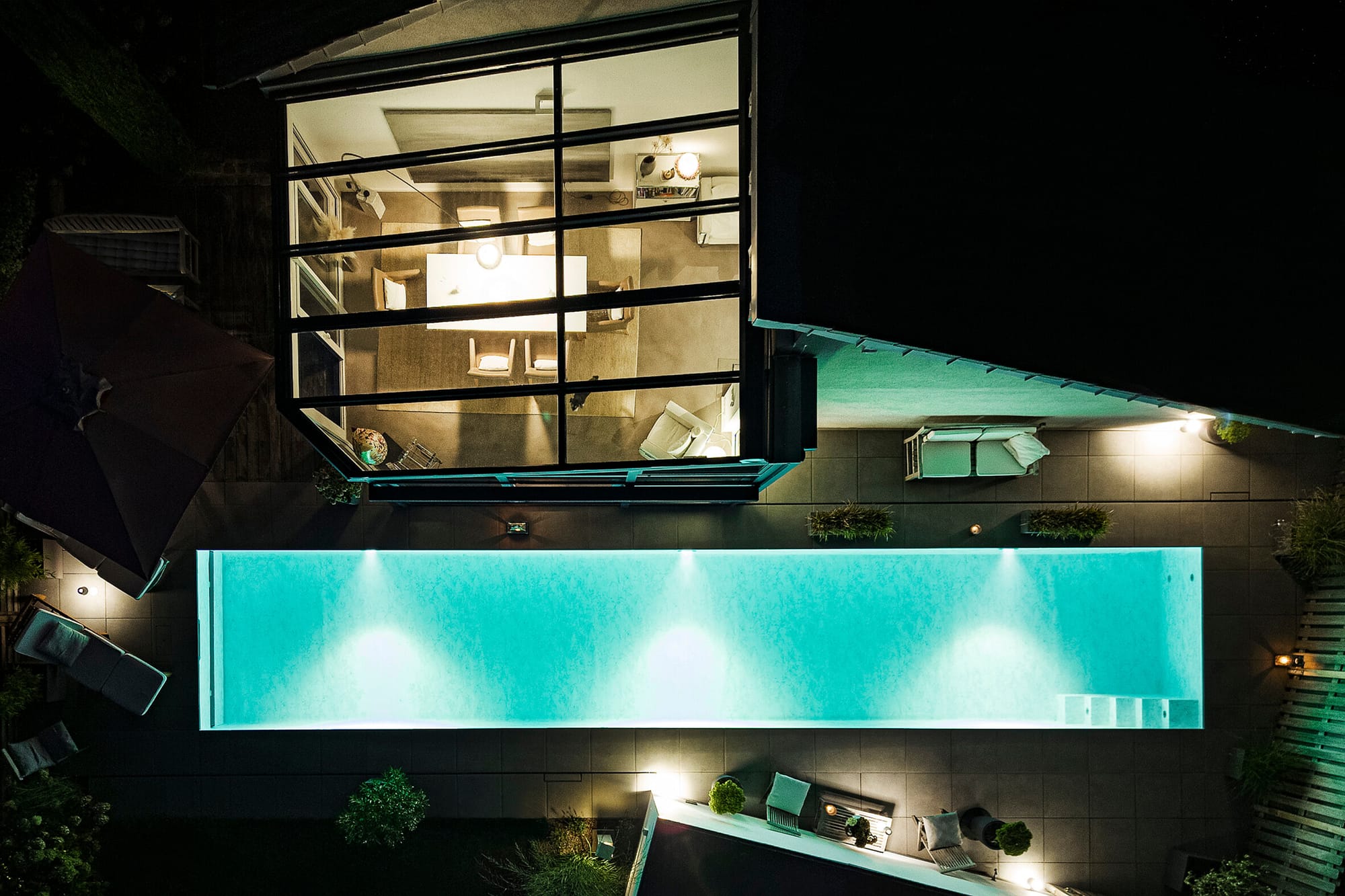 Pool bei Nacht in Meerbusch bei Düsseldorf