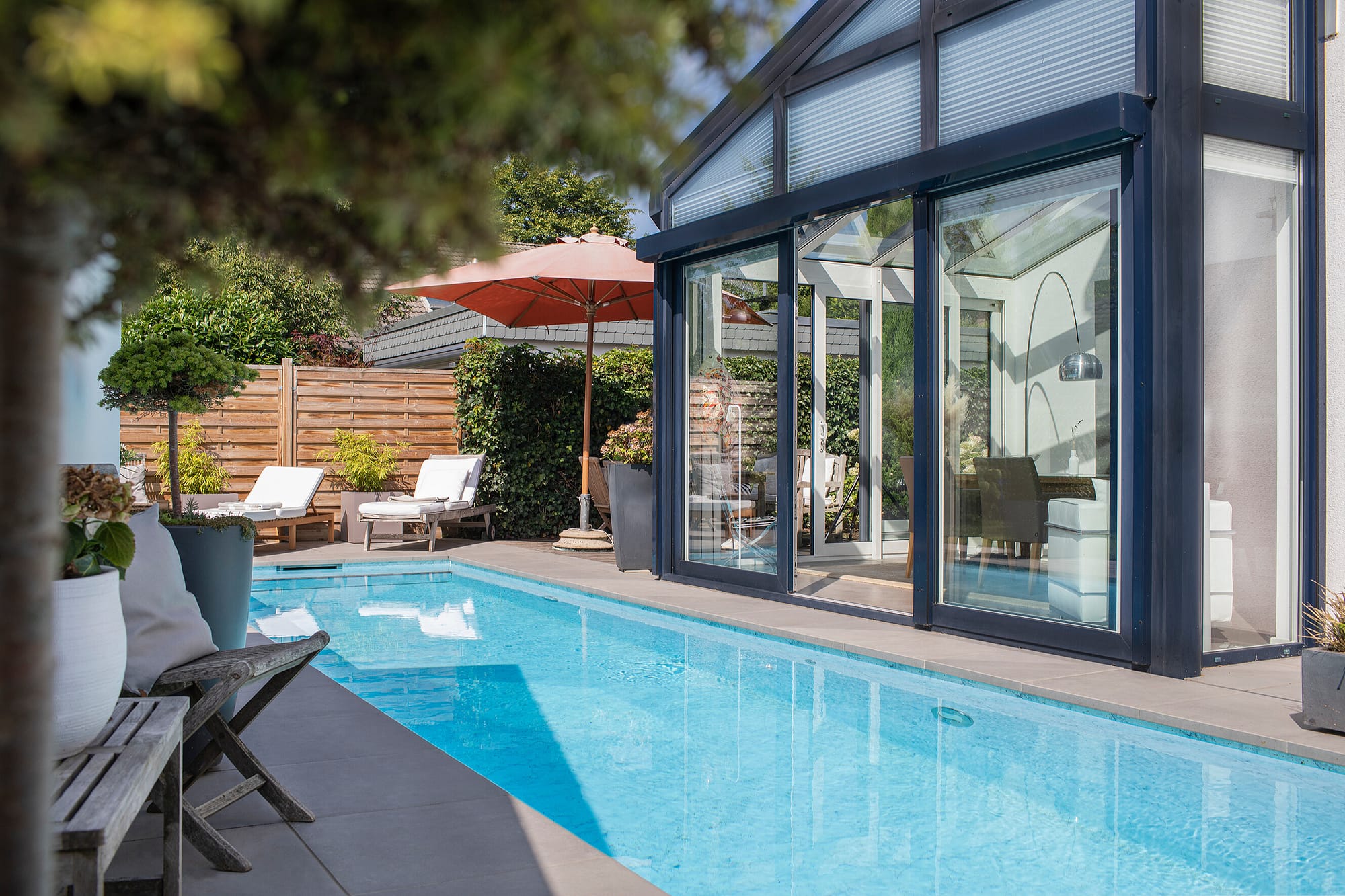 Langer Pool Design bei Tag und Nacht von WEERTS (10)
