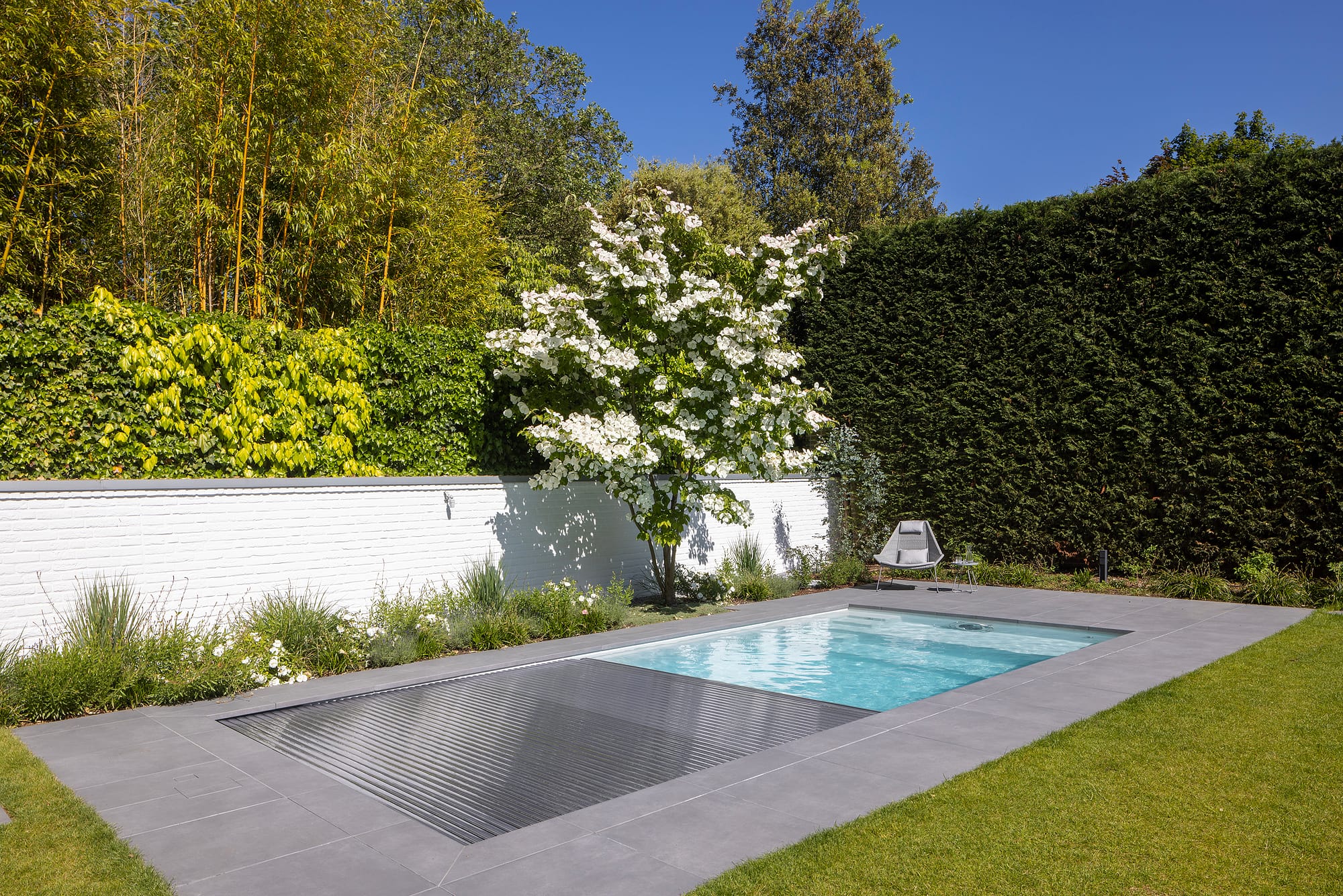 Pool in grünem Garten (7) Poolabdeckung halb zu