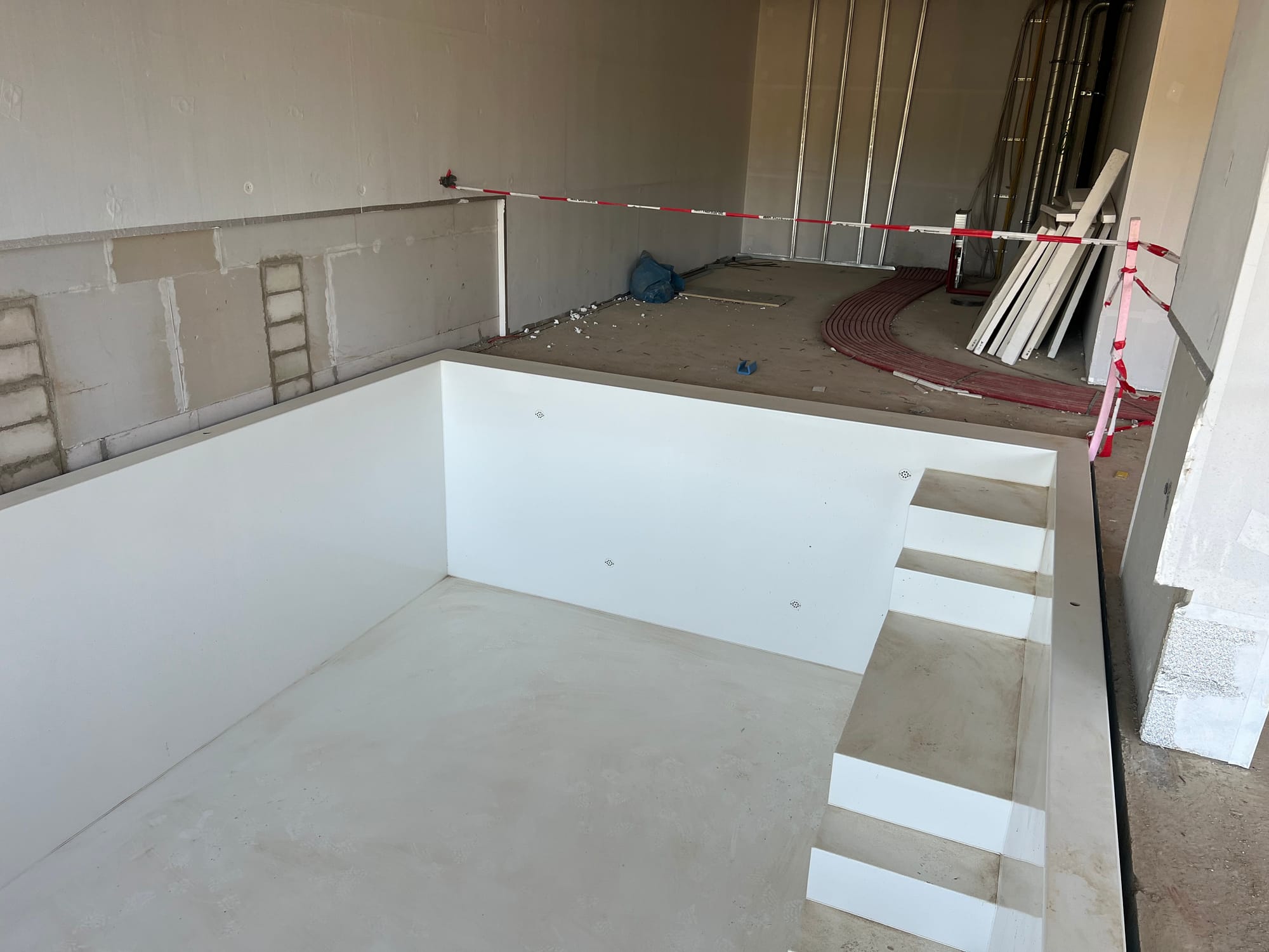 Becken in Baustelle mit Treppe