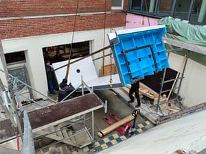 Anlieferung des neuen Beckens in Teilen und Einbringung (3)