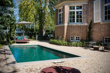 gefliester Pool in petrol und beige