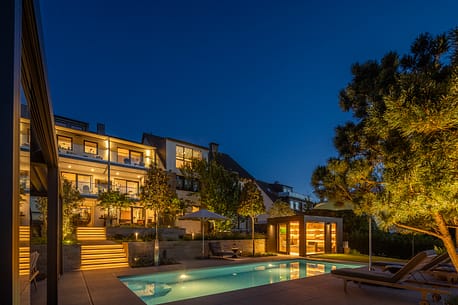 Pool und Haus bei Nacht