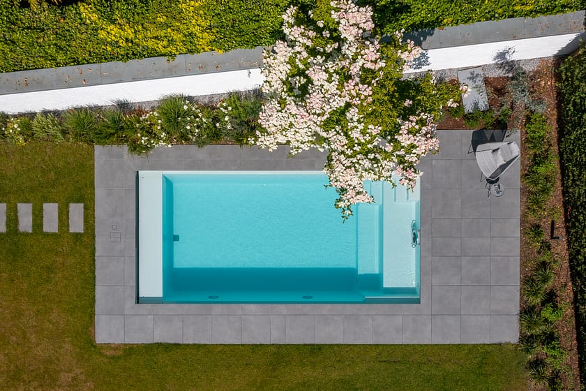 Pool von oben mit blühendem Baum
