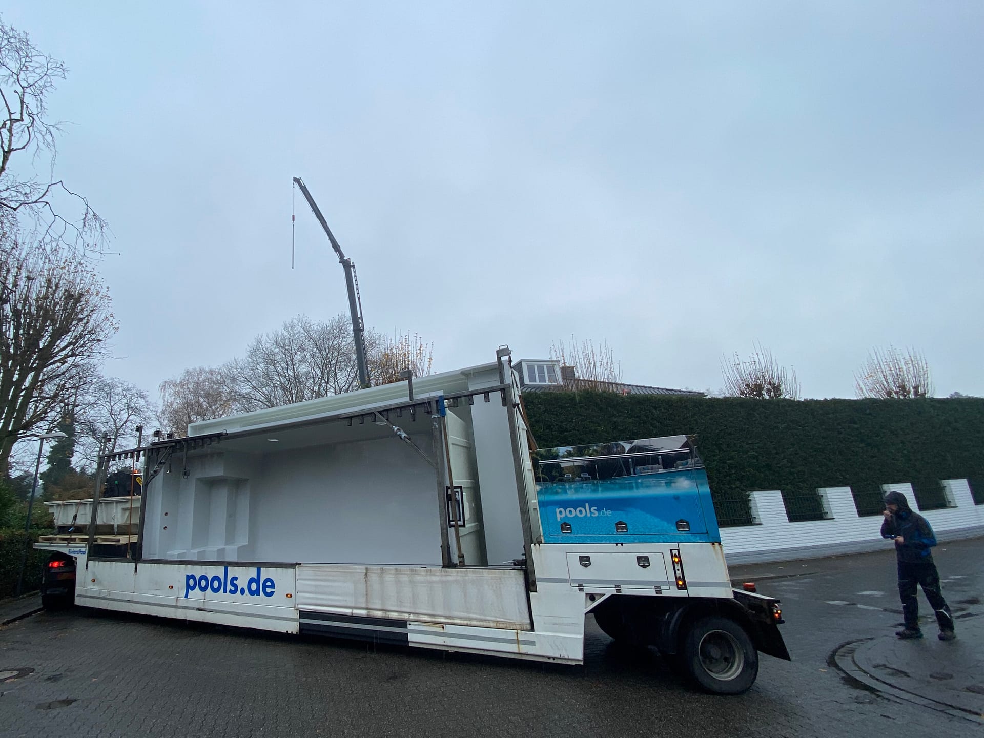 Beckeneinbringung Poollieferung per Kran (3)