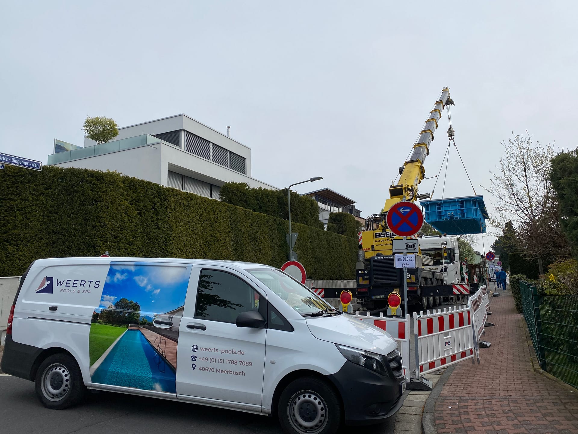 Beckeneinbringung Poollieferung per Kran (4)