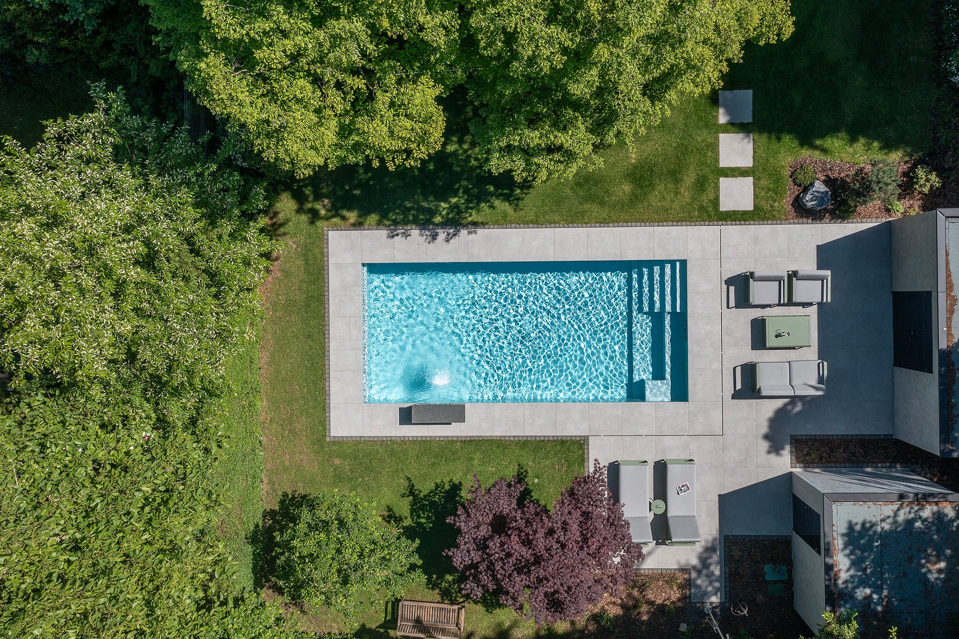 Luftaufnahme des Gartenpools mit Mammutbaum, Ruhehaus und Liegebereich